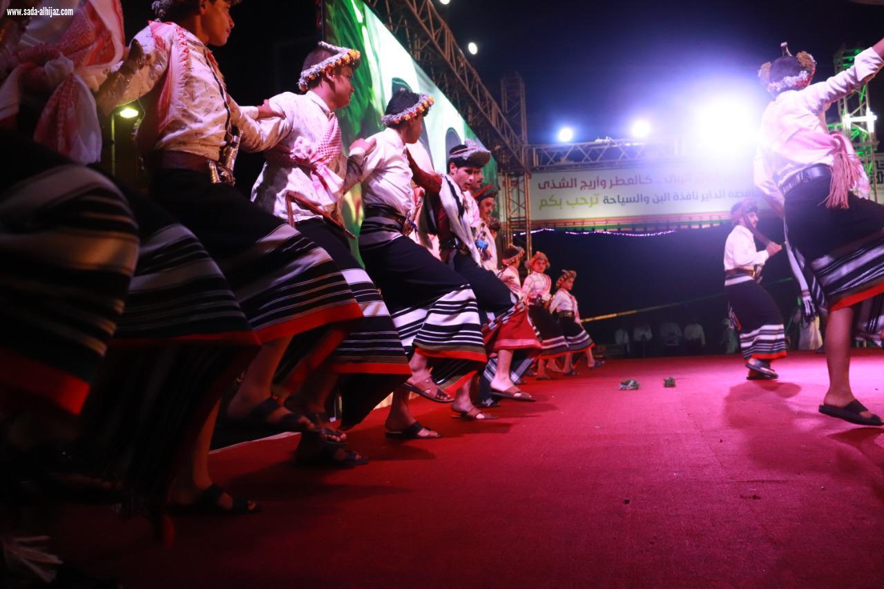 فرقتي الريث و آل الصهيف تُبهج زوار مهرجان البن بالعروض الشعبية