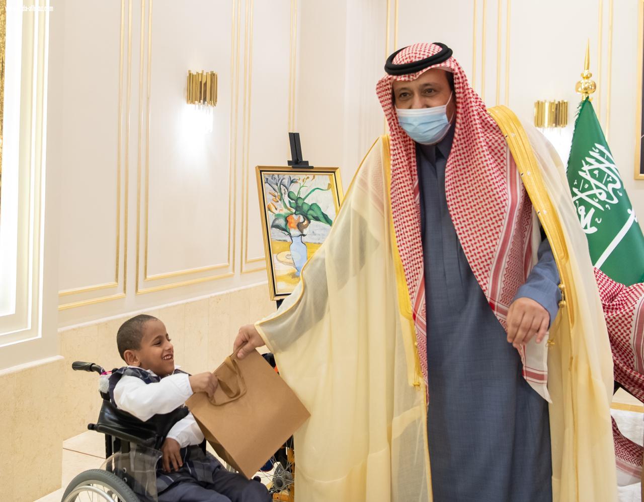 في يومهم العالمي.. أمير الباحة يستقبل عدداً من ذوي الإعاقة ويمنحهم عدداً من الهدايا ويطلع على تقرير سير العمل
