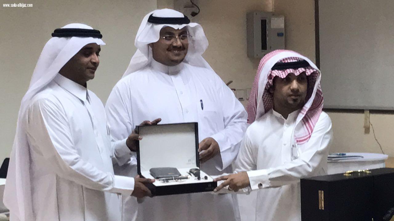 في لحظة وفاء: مشرف ومعلمو قسم صعوبات التعلم في تعليم جازان يكرمون فهد عريجي
