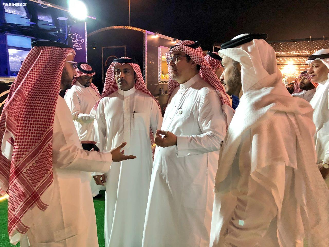 تنفيذا لتوجيهات نائب أمير مكة فريق من أمانة مكة يلتقي بأصحاب المطاعم المتنقلة ويتفقد احتياجاتهم