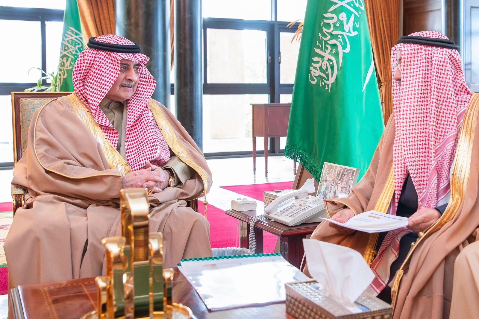 أمير تبوك يطلع على نسب الإنجاز في المشروعات التي تنفذها أمانةالمنطقة  