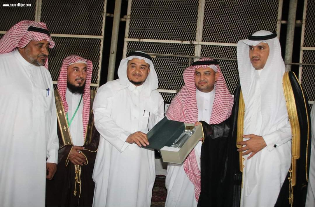 لجنة التنمية الاجتماعية بالطوال تكرم شيخ شمل آل عيسى بني حمد بمحافظة الطوال