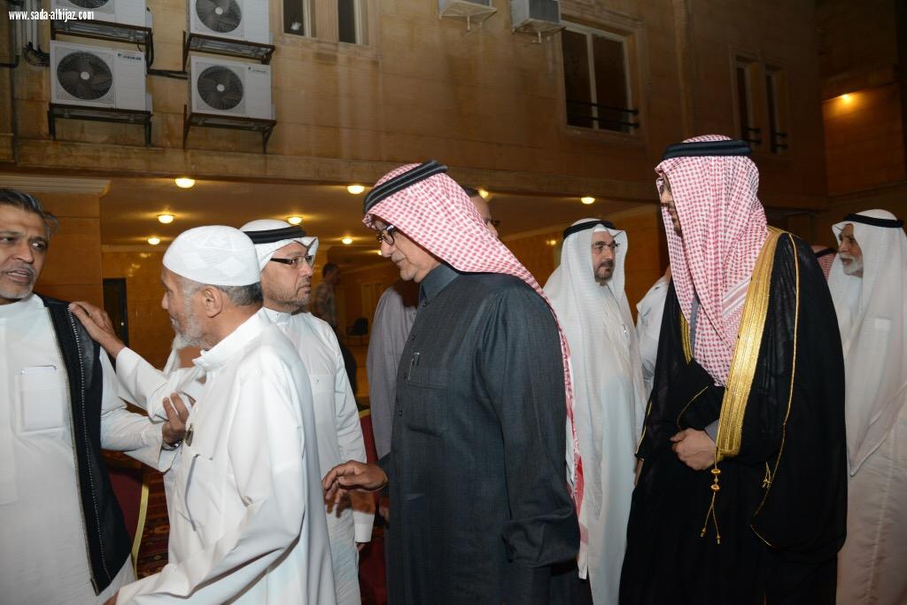 صاحب السمو الملكي الأميرعمرو الفيصل يقدم العزاء لأسرة(أل مرزا)