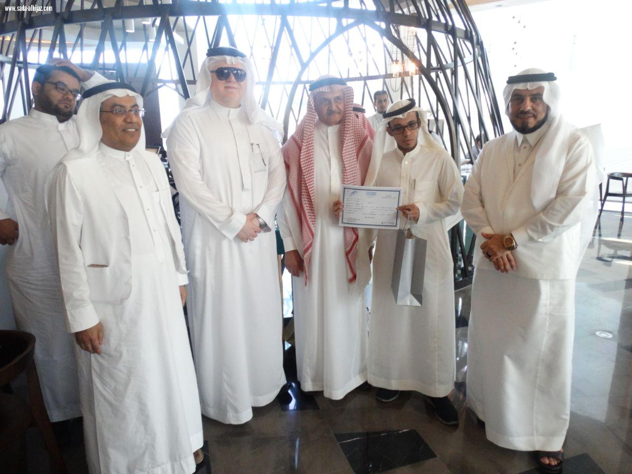 في صورة إنسانية تتجلى فيها مبادئ التكافل المجتمعي  الدحلان والراجحي يكرمون 18 كفيف من المدن السعودية