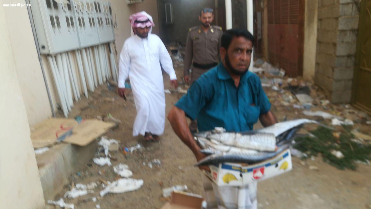 بلدية صامطة تصادر 218 كلجم من الخضروات والفواكه والأسماك من الباعة الجائلين