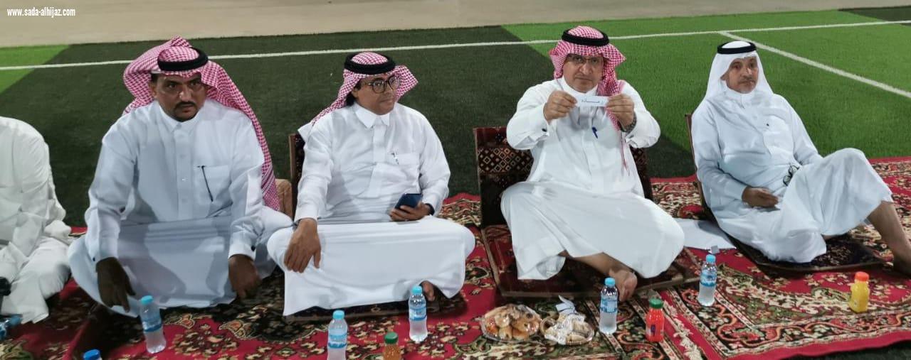 بحضور مدير مكتب رابطة الاحياء بالحد الحنوبي ومستشار لجنة التنمية بالطوال اجراء قرعة دورة الحد الجنوبي الاولى لكرة القدم