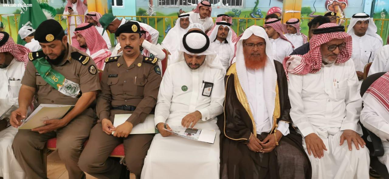 لجنة التنمية بالطوال تكرم ابناء الشهداء في حفل اليوم الوطني89 في مدرسة العباس الابتدائية