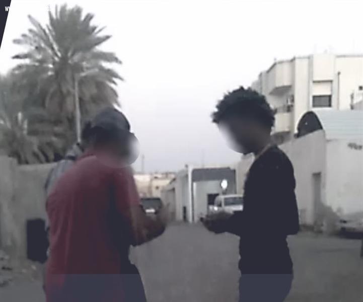 ضبط شخصين ظهرا في مقاطع فيديو يقومان بترويج مواد مخدرة في أحد الأحياء بجدة