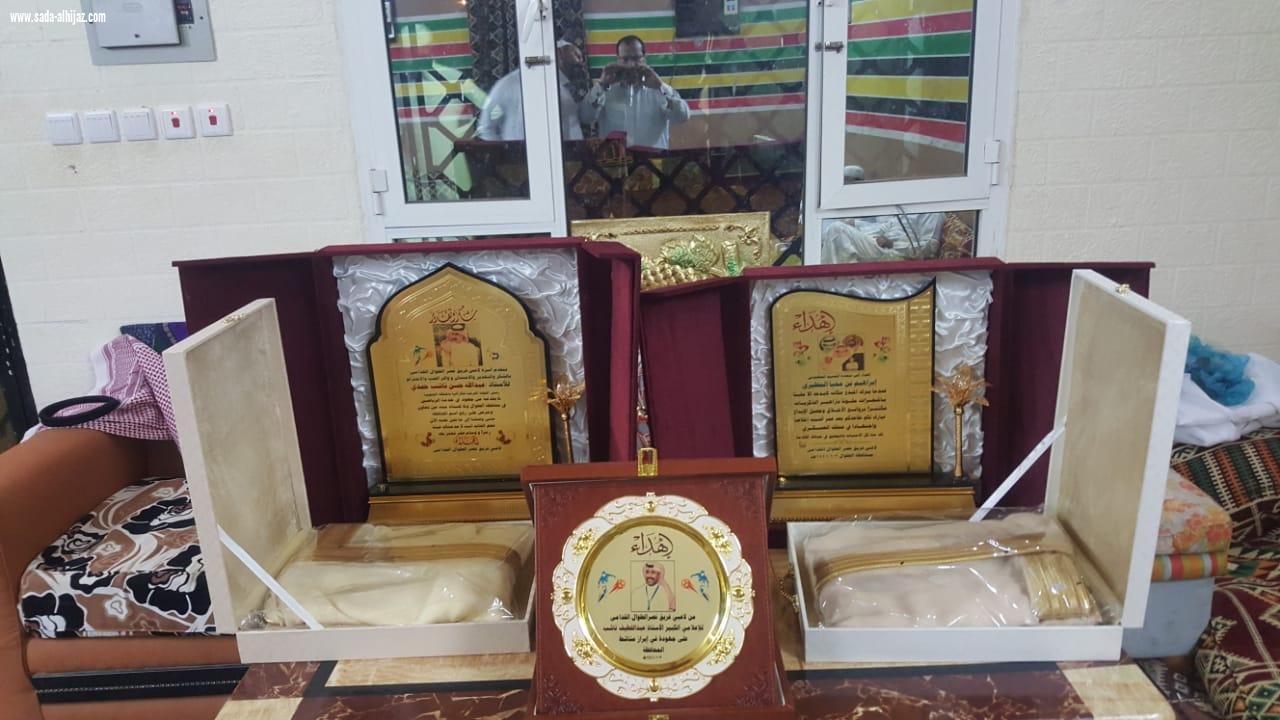 اعضاء ولاعبي فريق نصر الطوال القدامى  يكرمون رئيس اللجنة الفرعية للاتحاد السعودي للكاراتية بالمناطق الجنوبية