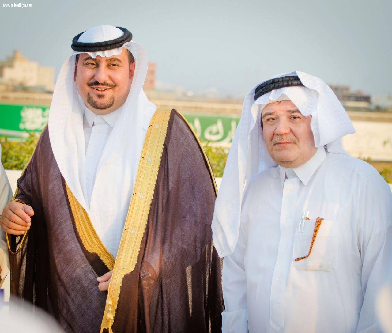 مسؤول إدارة الفعاليات بالمراعي فهد الشمري يوزع الكؤوس على  الفائزين في فروسية جدة 