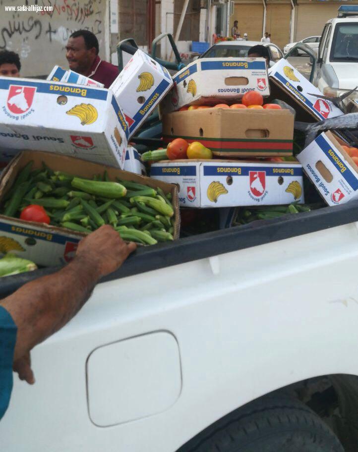 بلدية صامطة تصادر 218 كلجم من الخضروات والفواكه والأسماك من الباعة الجائلين
