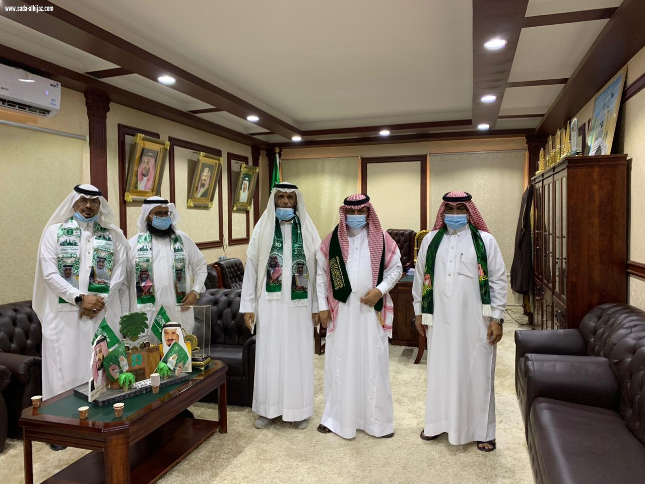 محافظ بيش يستقبل منسوبي التعليم لتهنئته باليوم الوطني الـ90