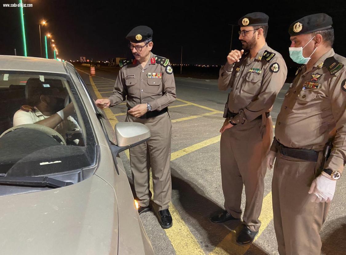 باشراف مساعد مدير شرطة جازان الدوريات الامنية تطبق حضر التجول بمحافظة الطوال وقراها وآل عمر المواطنون والمقيمون يبدون تجاوبا كبير في محافظة الطوال والقرى التابعة لها