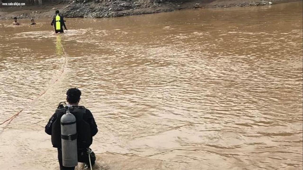 بالصور.. فقدان شاب غرقًا في أحد أودية جازان والدفاع المدني يكثف عمليات البحث عنه
