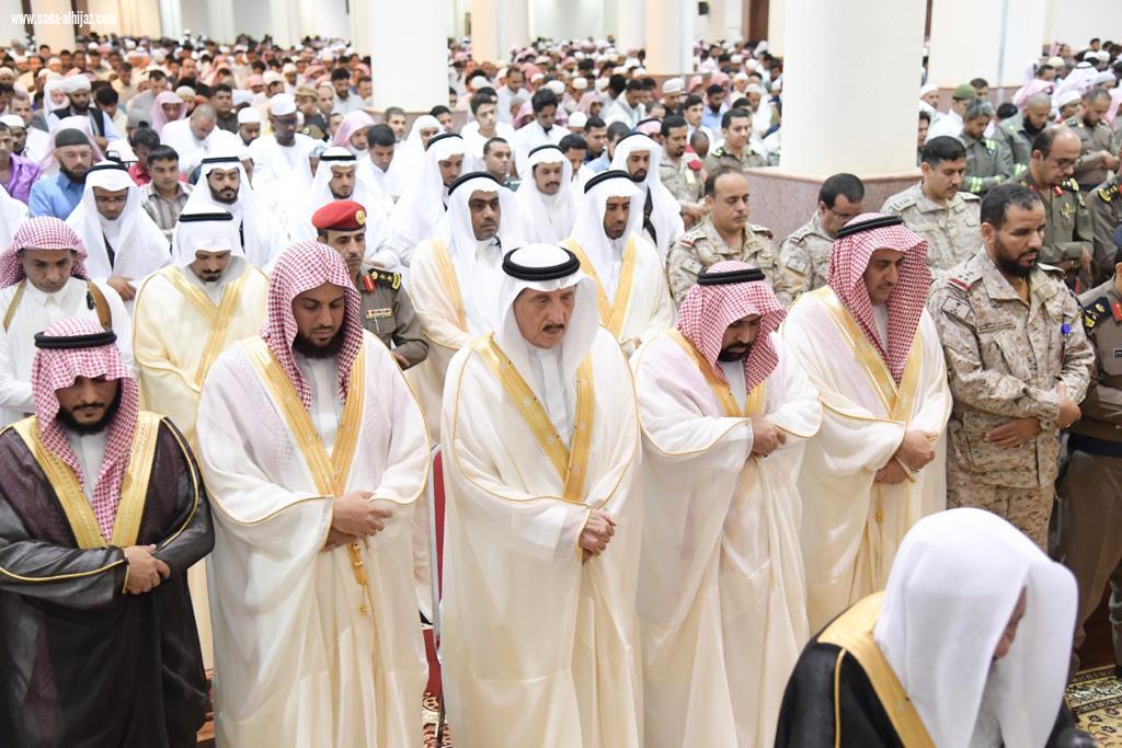سمو أمير منطقة جازان وسمو نائبه يؤديان صلاة عيد الفطر المبارك