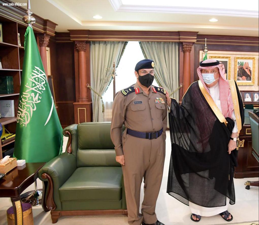 سمو أمير منطقة جازان يقلد مدير الدفاع المدني رتبته الجديدة 