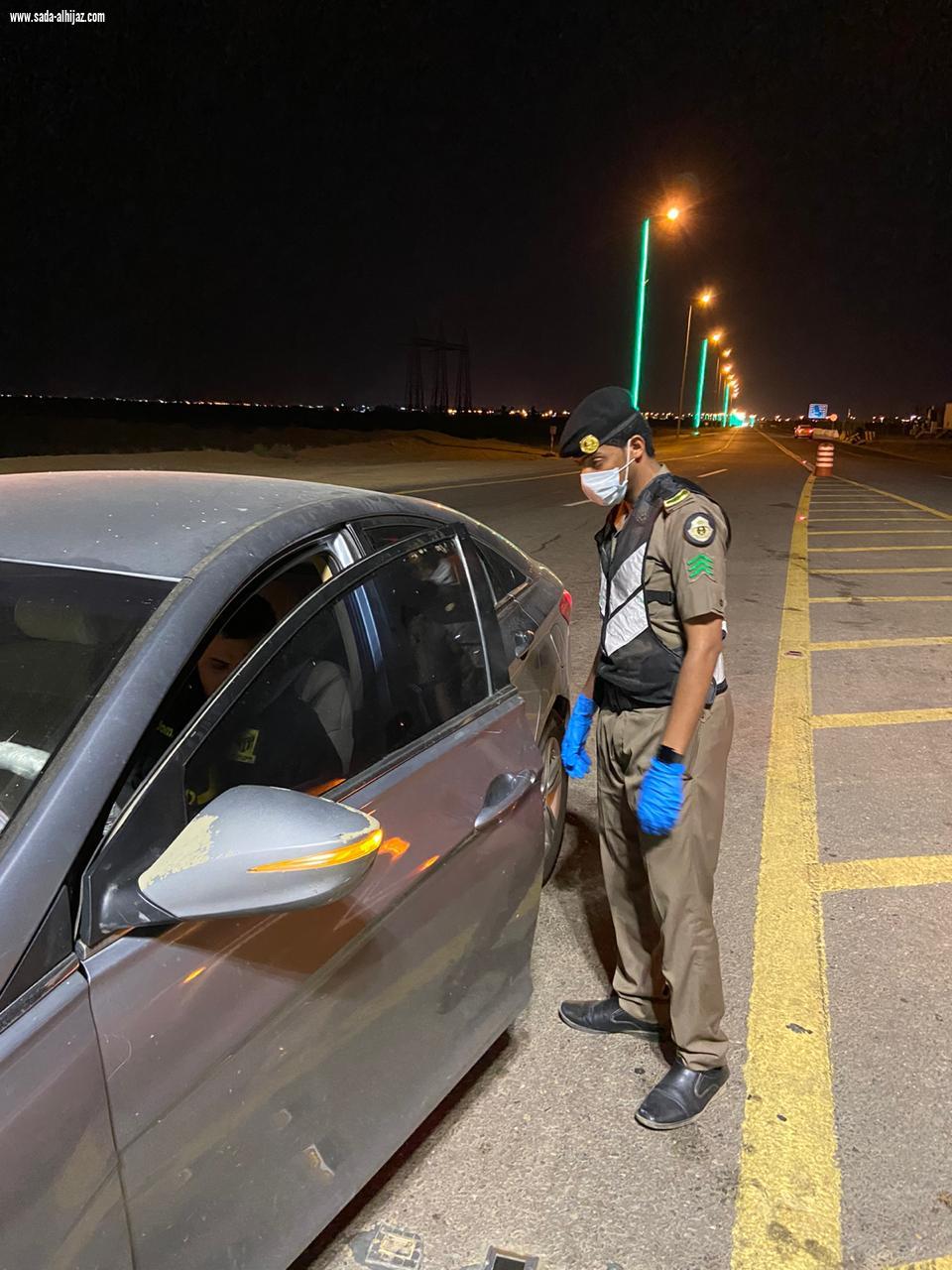 باشراف مساعد مدير شرطة جازان الدوريات الامنية تطبق حضر التجول بمحافظة الطوال وقراها وآل عمر المواطنون والمقيمون يبدون تجاوبا كبير في محافظة الطوال والقرى التابعة لها