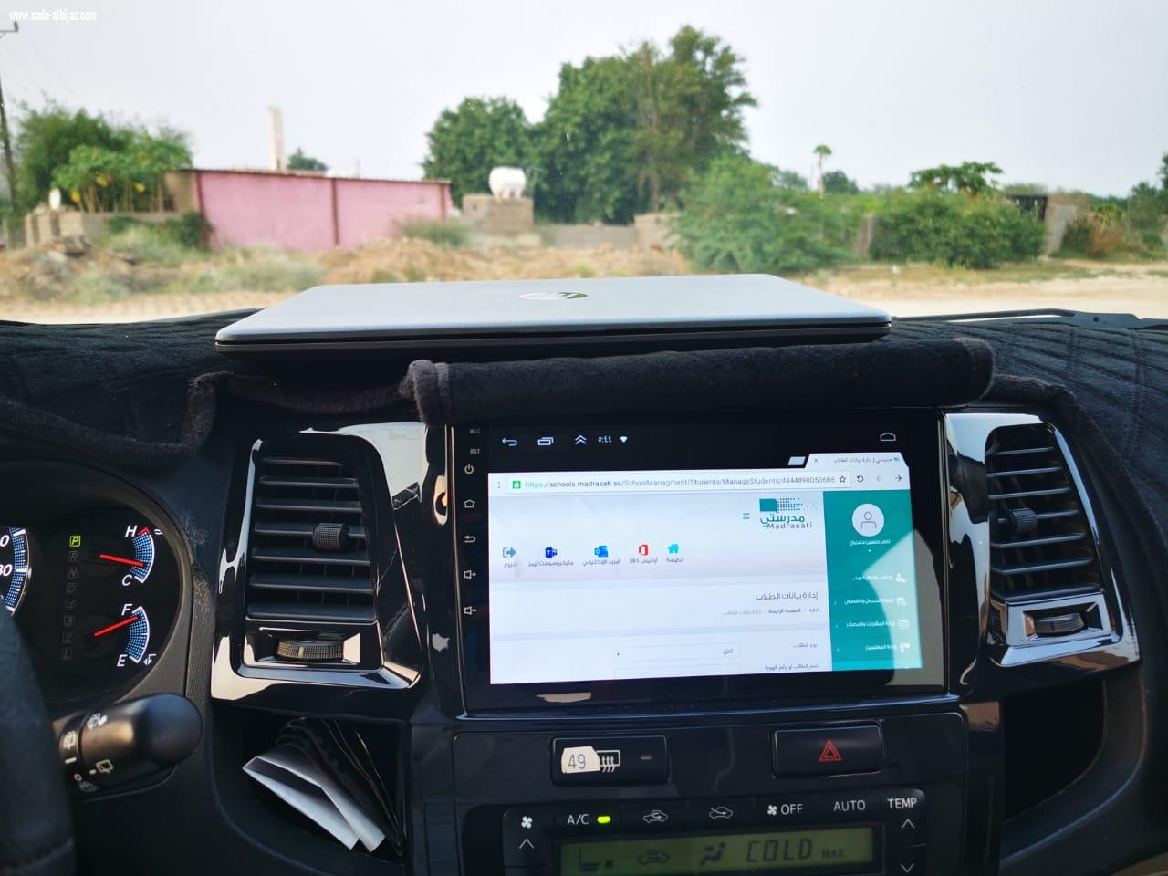 الموظف الضامري عبر مركبته الخاصة يقدم الدعم الفني للطلاب في منازلهم 