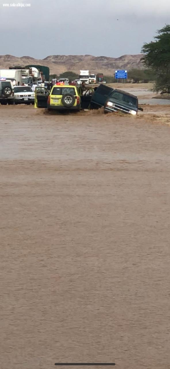  مدني المهد يباشر حادث احتجاز  مركبة نقل معلمات بها عدد 5 معلمات بالاضافه الى السائق في مجرى السيل