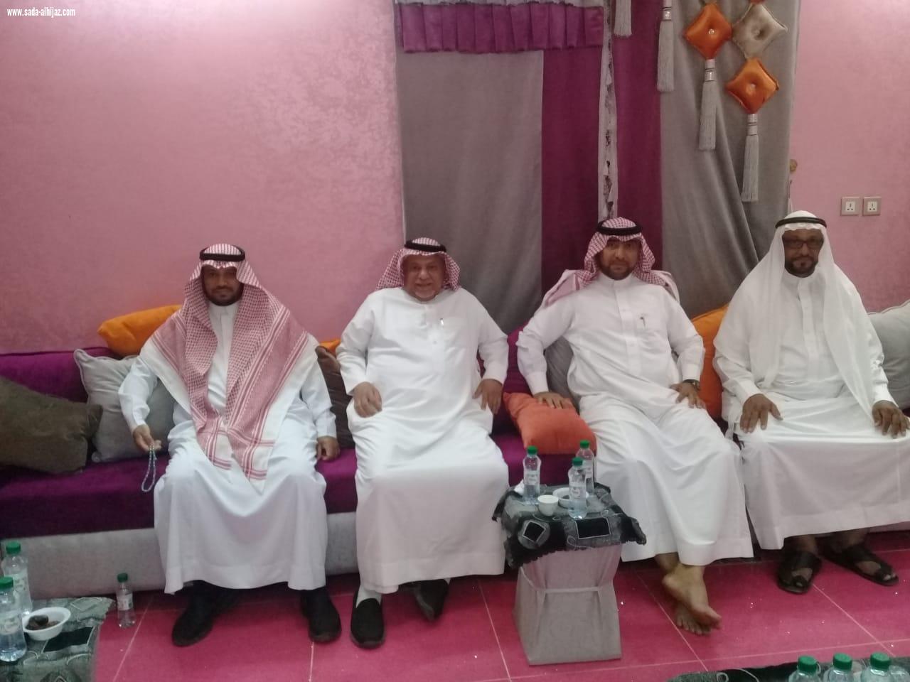 بحضور وكيل المحافظة ومشائخ الشمل رئيس لجنة التنمية بمحافظة الطوال يحتفل بتخرج أخيه