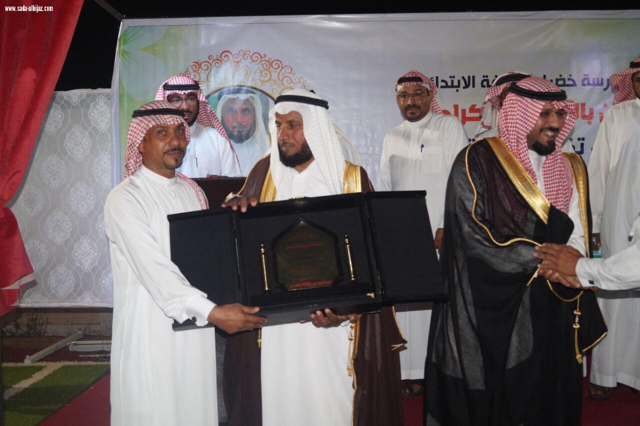 ابتدائية خضراء الخلفة  تحتفي بتقاعد المعلم عيسى مسملي بعد 37 عاماً من العطاء