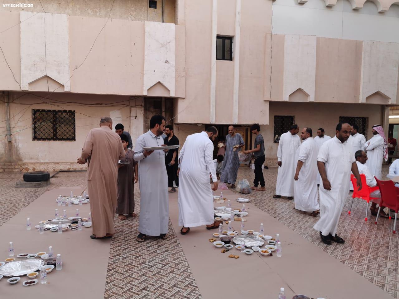 شيخ شمل آل عيسى بني حمد يقيم افطار جماعي في منزلة بمحافظة الطوال