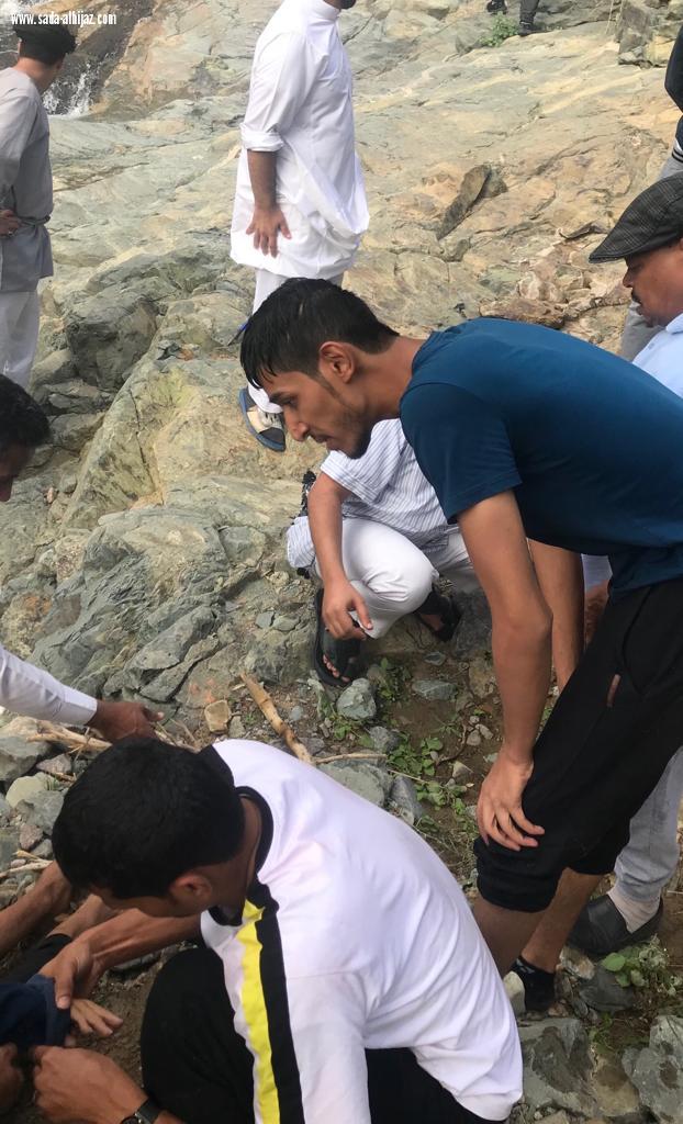 أحد منسوبي مدني المدينة الجندي اول عادل المغامسي يصادف حالتي غرق  أثناء تواجده  للتنزه .