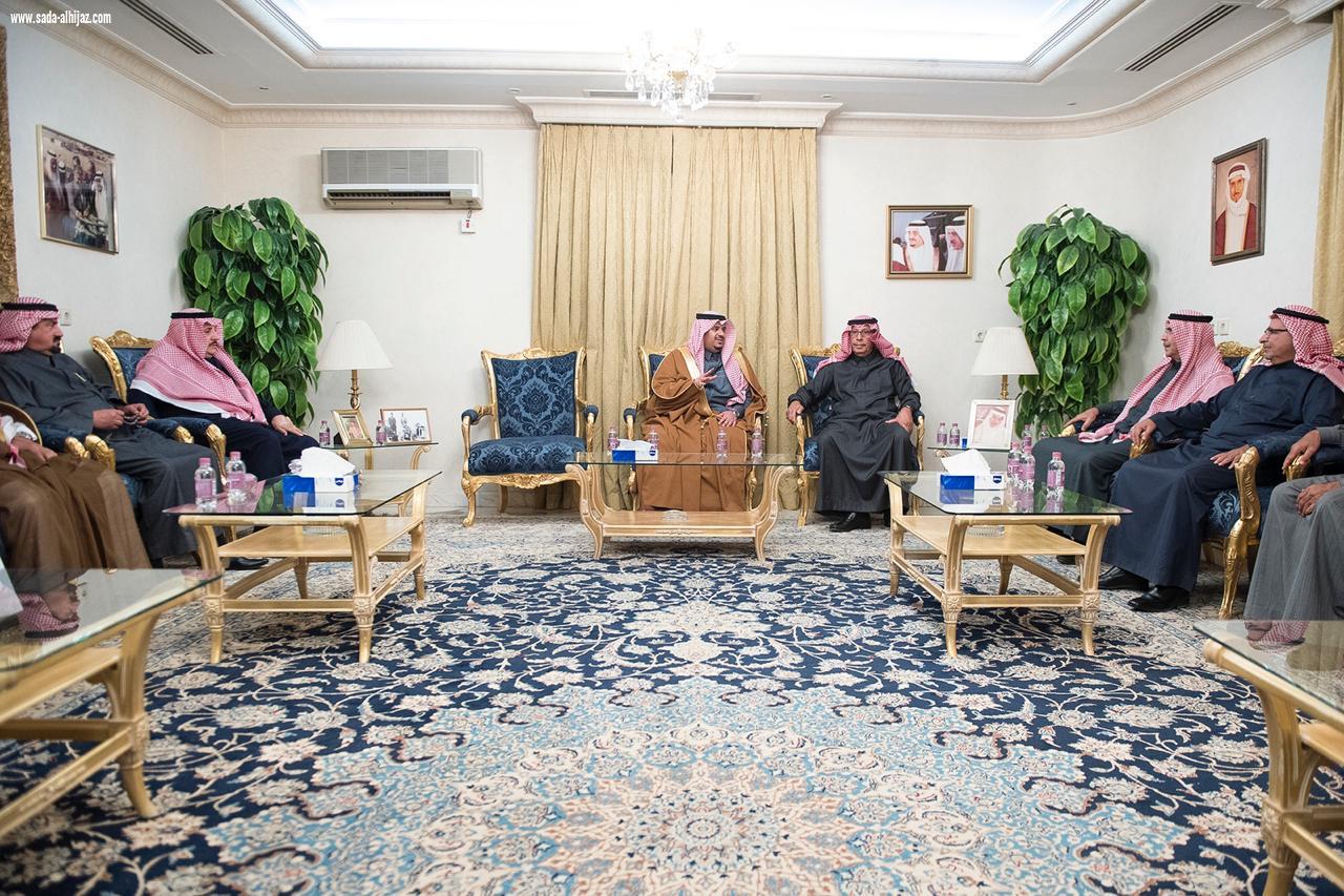 الأمير محمد بن عبدالرحمن يقدم واجب العزاء لأسرة السديري