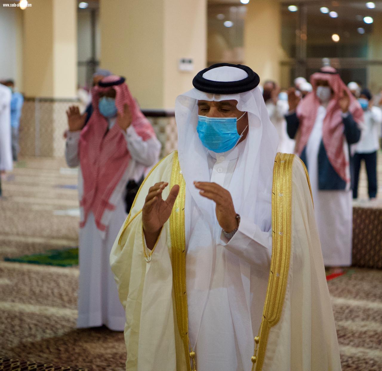 وكيل اماره الباحة يودي صلاه العيد بمسجد الملك فهد  بالباحة 