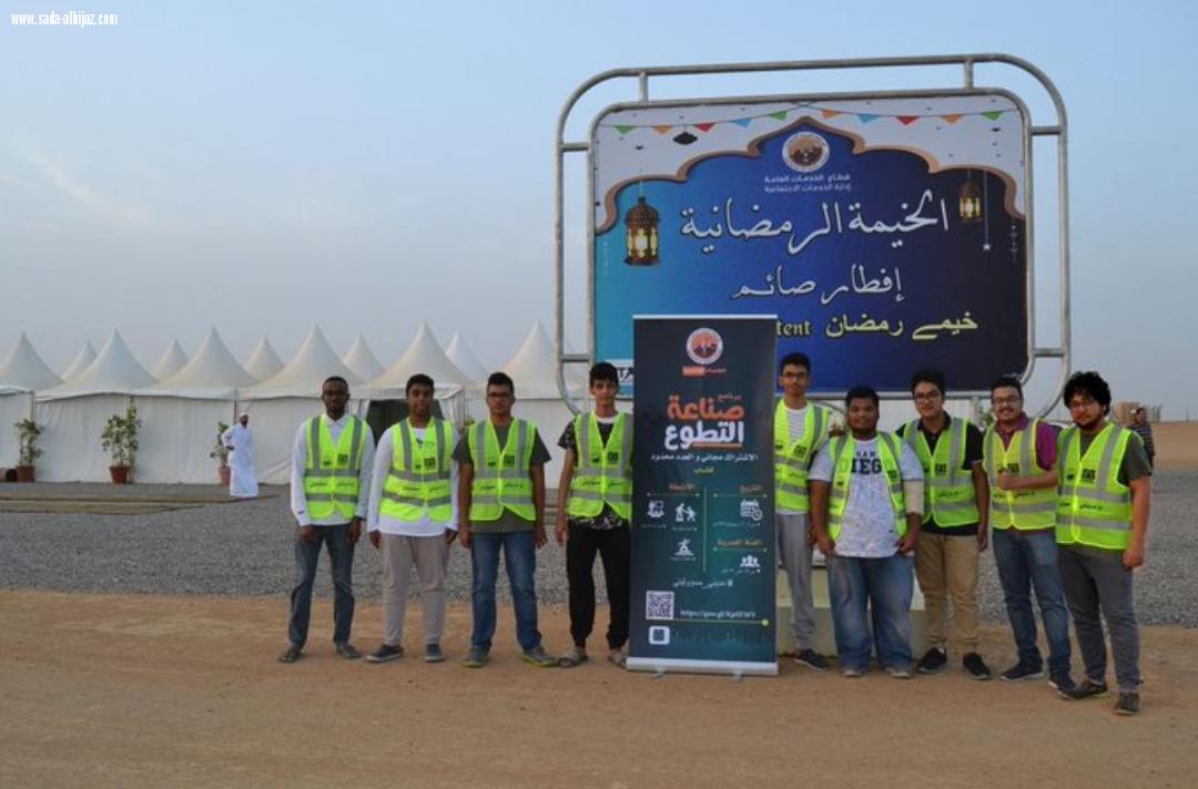 متطوعي برنامج صناعة التطوع يباشرون أعمال ضيافة وتفطير الصائمين بالخيمة الرمضانية.