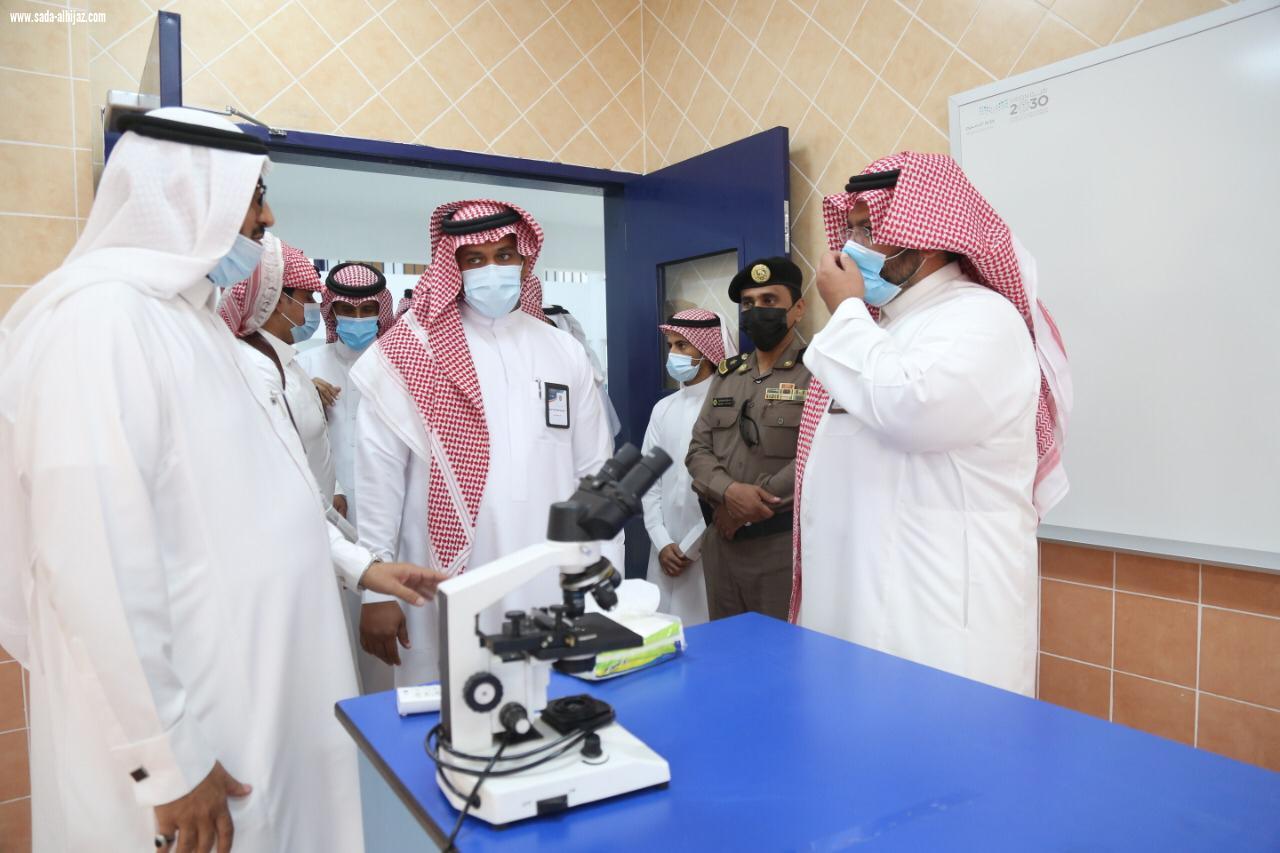 محافظ الداير بني مالك يتفقد مشاريع التعليم ويطلع على تقرير مدرستي
