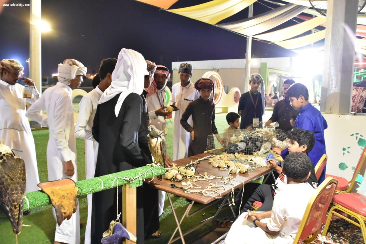 شهد إقبالا كبيرا خلال  يومه الثاني الزوار يتعرفون على أنواع الصقور بصامطة ويلتقطون الصور التذكارية