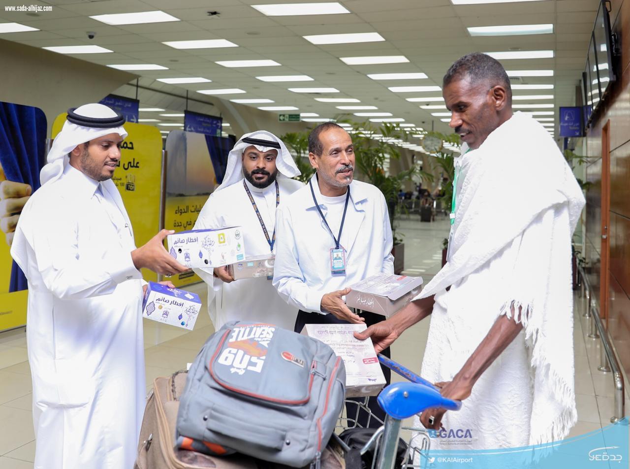 توزيع ألف وجبة إفطار للمعتمرين  بمطار جدة يومياً