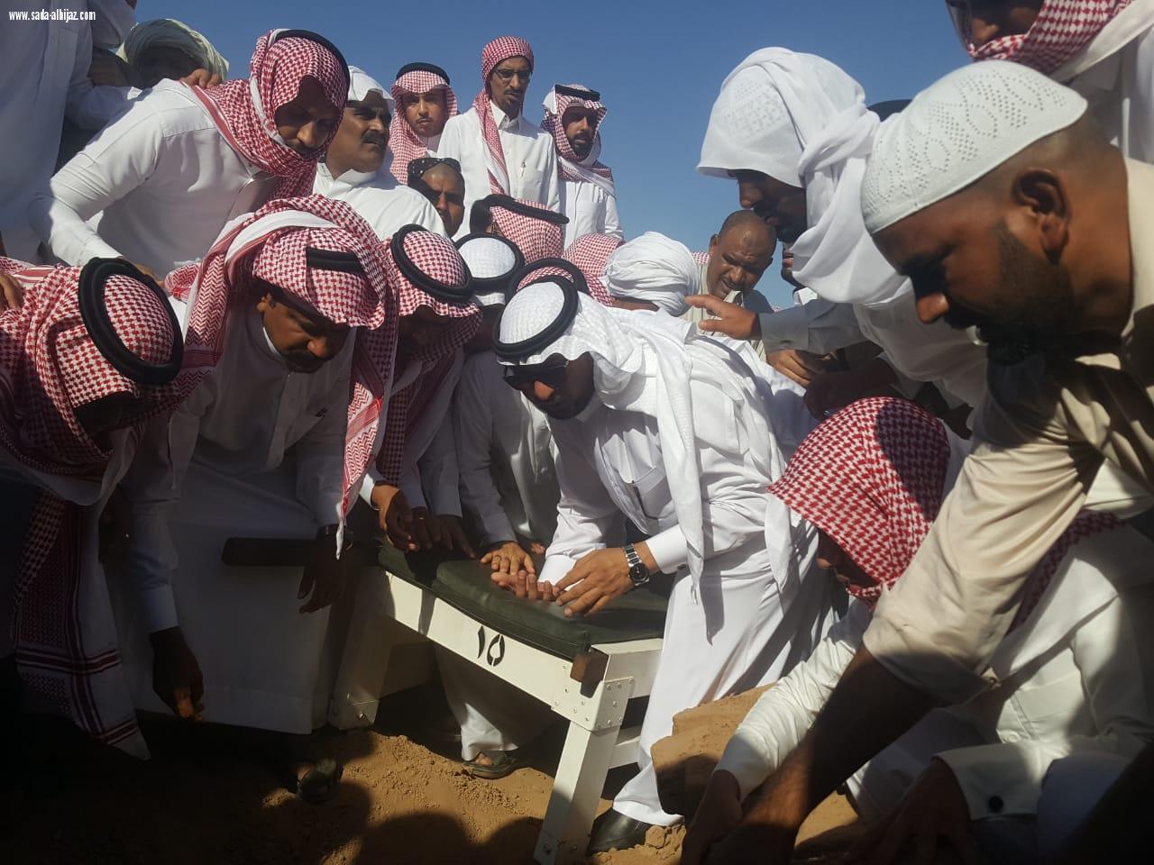 معالي مدير عام الدفاع المدني الفريق سليمان بن عبدالله العمرو ينقل التعازي لأسرة الرائد احمد بن حامد المطيري ..