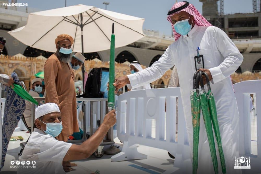 مدخلي: المبادرة تأتي حرصاً من الرئاسة العامة على سلامة زوار وقاصدي المسجد الحرام وسلامة منسوبيها ومنسوباتها ضمن مبادرة مظلتك بين يديك توزيع (12) ألف مظلة على المصلين والعاملين في المسجد الحرام