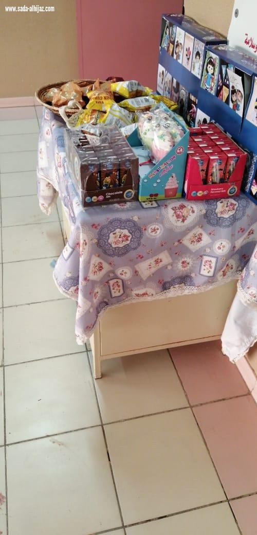 ابو خيرات حارس مدرسة الابتدائية الحادية عشر بالرياض يرحب بالطالبات والمعلمات بطريقته الخاصة