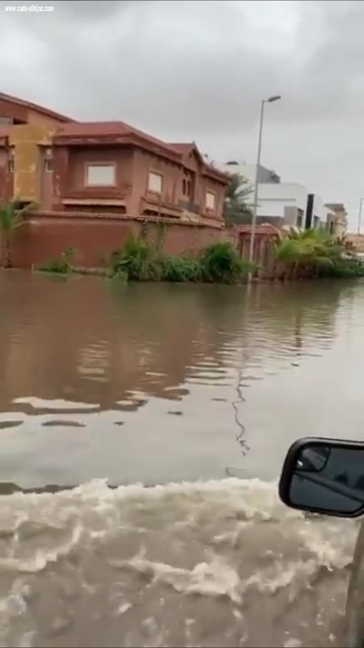 حي المحمديه 5 يغرق بمياه الأمطار 