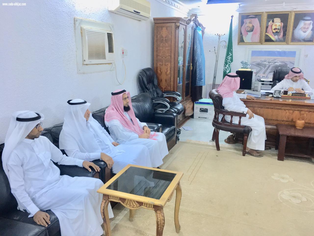 رئيس وأعضاء لجنة التنمية الاجتماعية بالطوال يزورون محافظ الطوال المكلف 