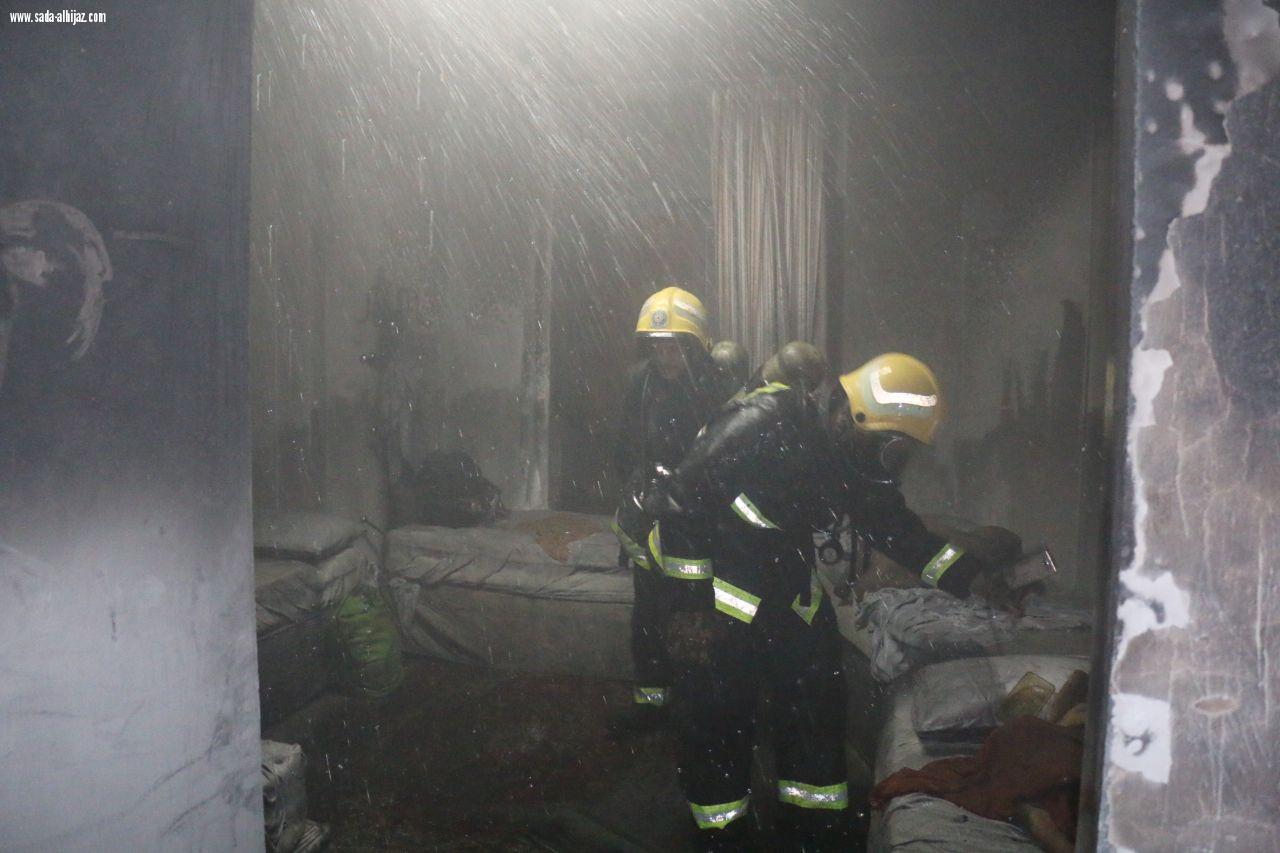 مدني مكه ينقذ 520 معتمر من حريق وقع في مبنى يقطنونه
