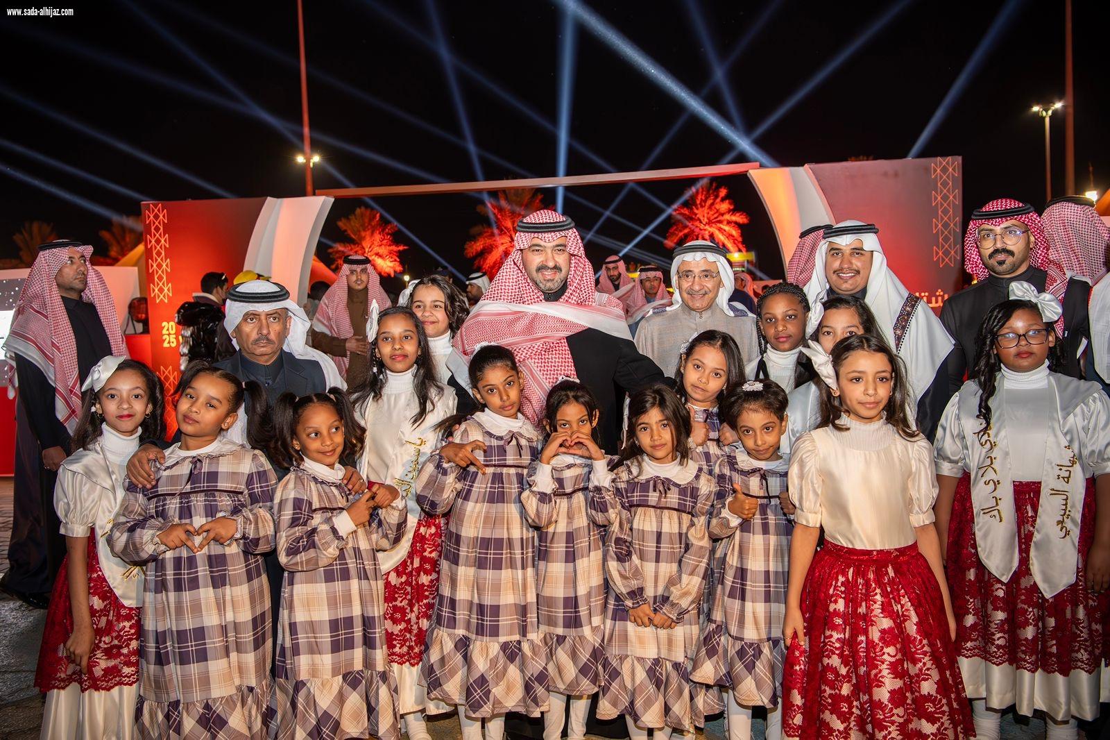 نائب أمير منطقة تبوك يزور مهرجان  