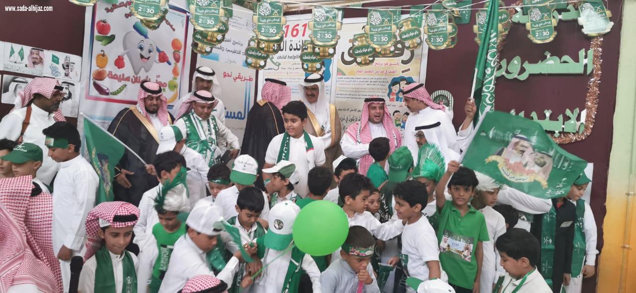 لجنة التنمية بالطوال تكرم ابناء الشهداء في حفل اليوم الوطني89 في مدرسة العباس الابتدائية