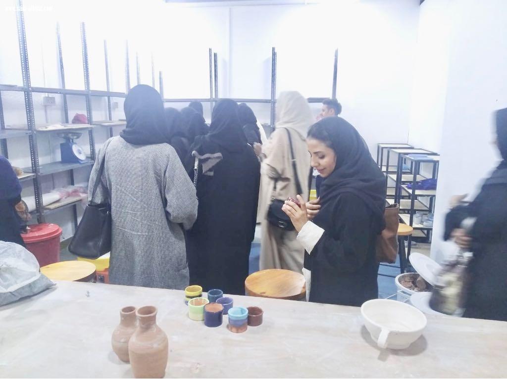 زيارة مجموعة من الحرفيين أعضاء نادي رواد الإنجاز لـ حرفية سعودية