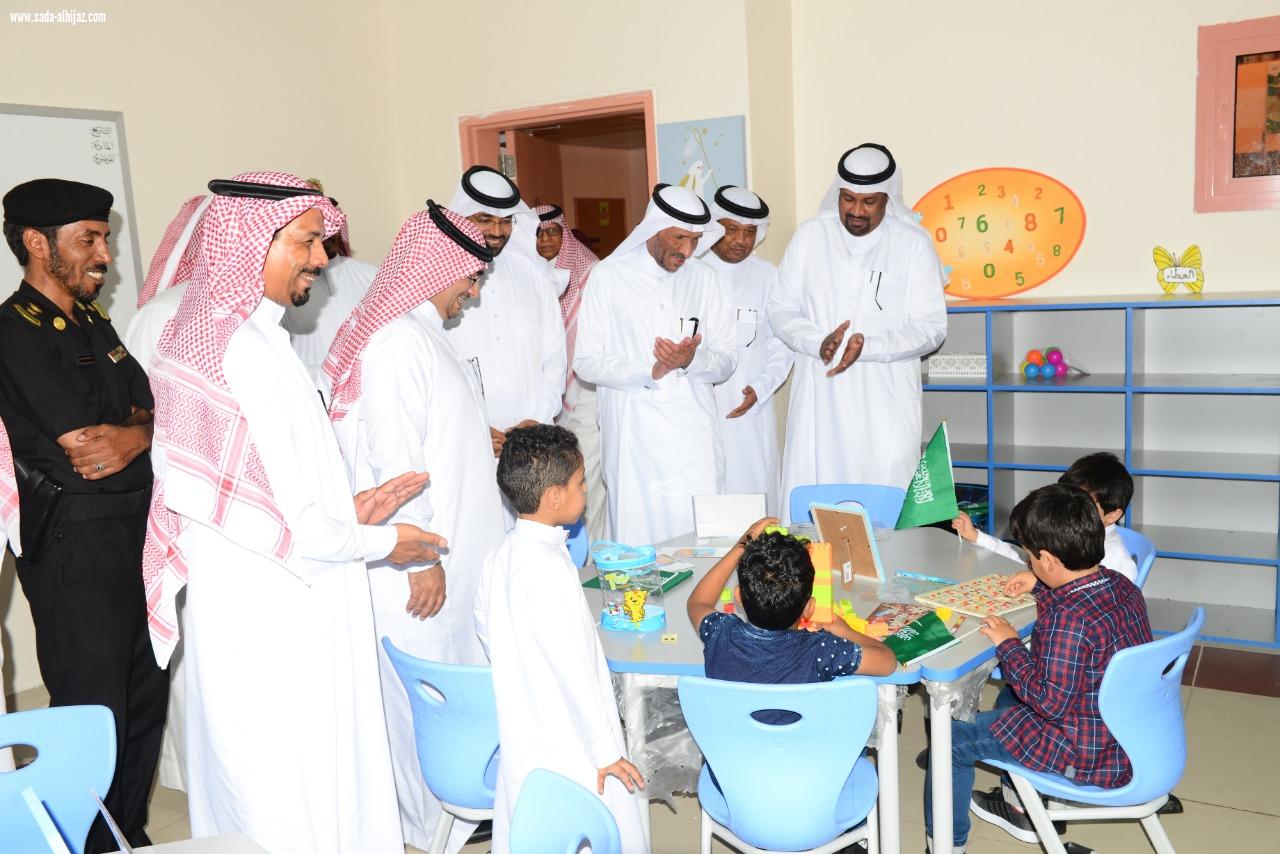 محافظ العلا يدشن مدارس الطفولة المبكرة بتعليم العلا