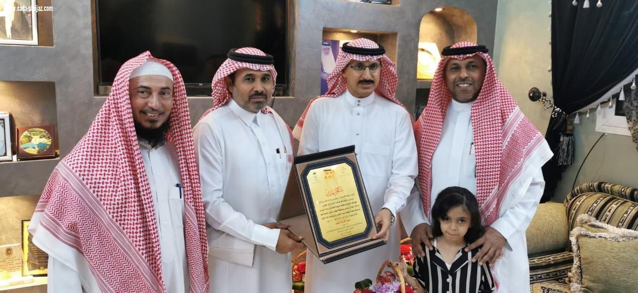 رئيس اللجنة الفرعية للاتحاد العربي السعودي للكاراتيه بالمناطق الجنوبية يكرم الحدادي عضو المجلس البلدي بالطوال