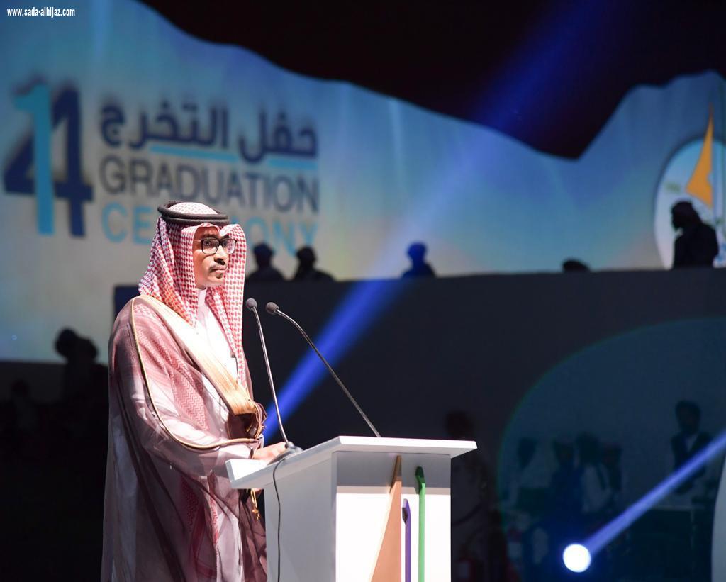 أمير منطقة جازان يرعى حفل تخريج الدفعة الـ 14 من طلاب وطالبات جامعة جازان