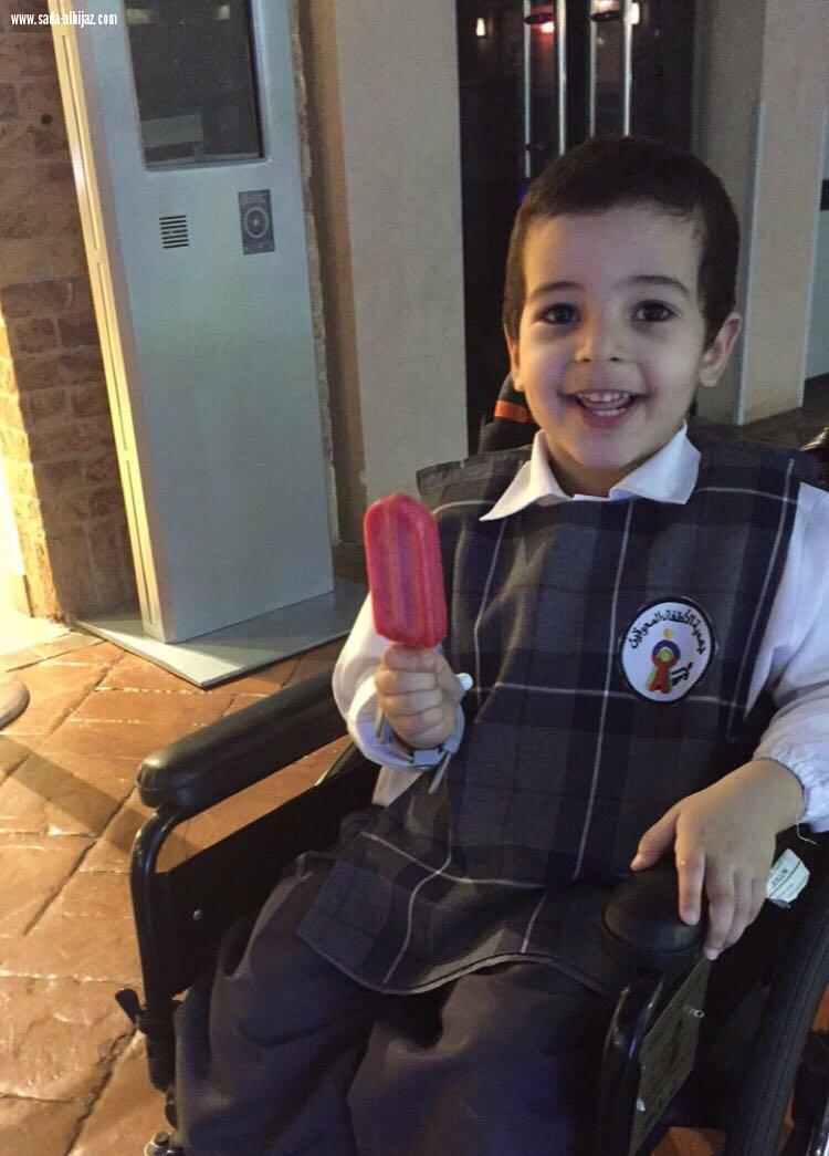 الأطفال المعوقين يحاكون المهن في كيدزينيا 