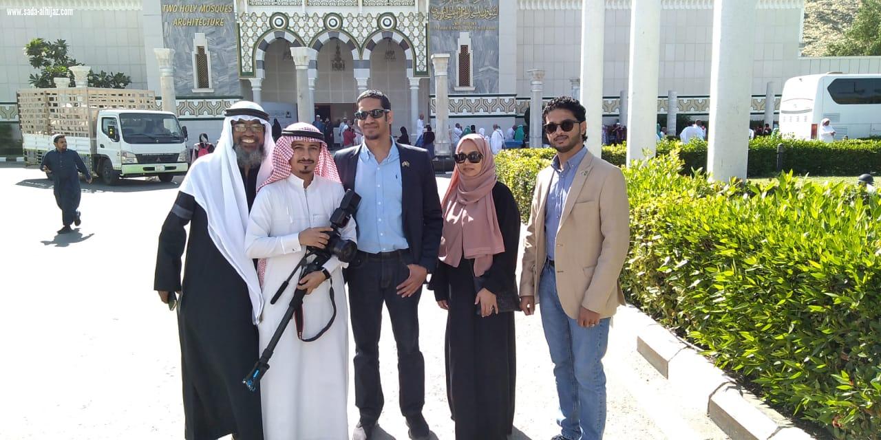 ملتقى محبي مكة يتجولون بضيوف الرحمن من جنوب افريقيا في كسوة الكعبة