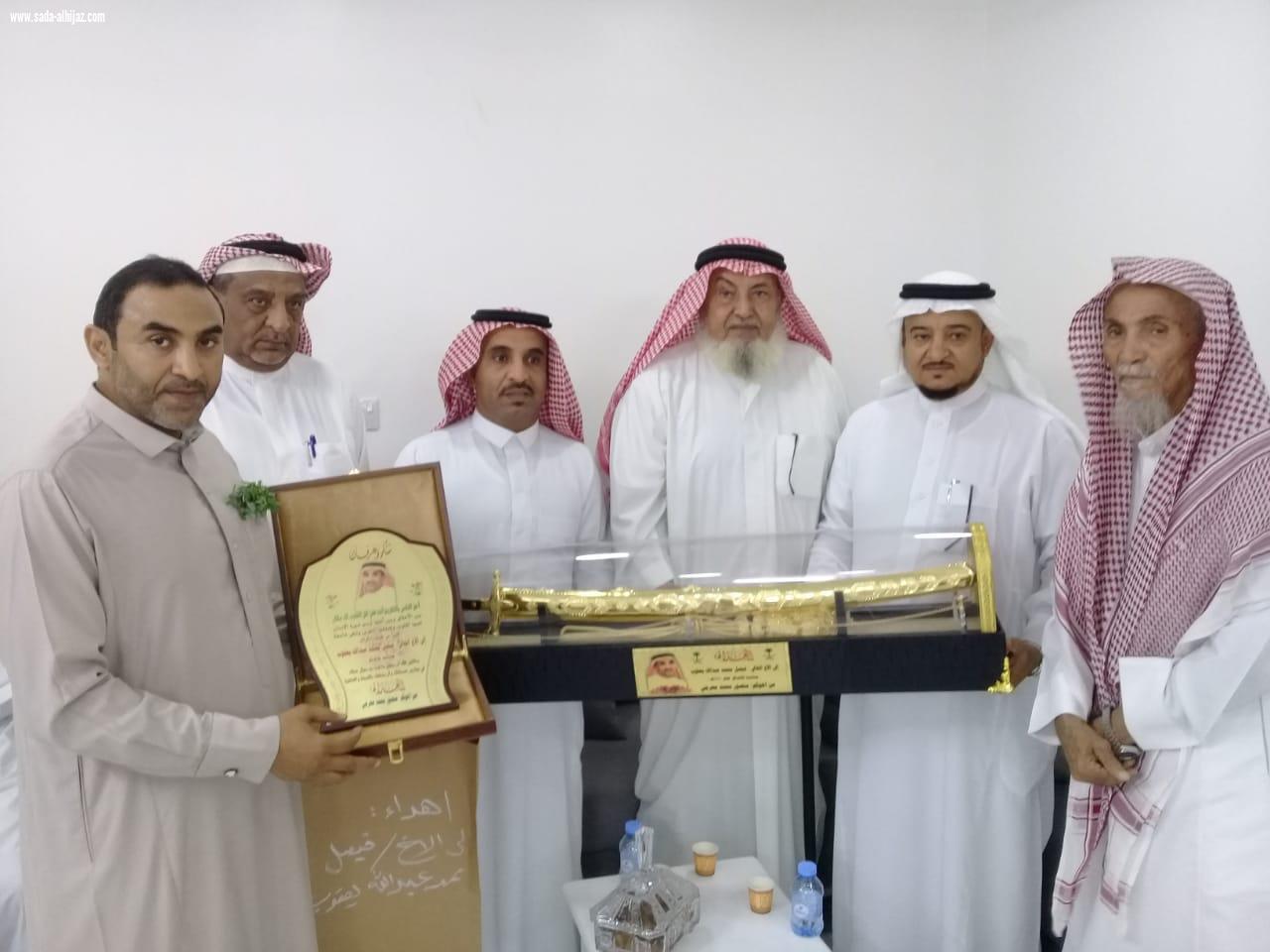 شيخ شمل آل عيسى بني حمد يكرم ابنائه بحضور المشايخ واعيان محافظة الطوال