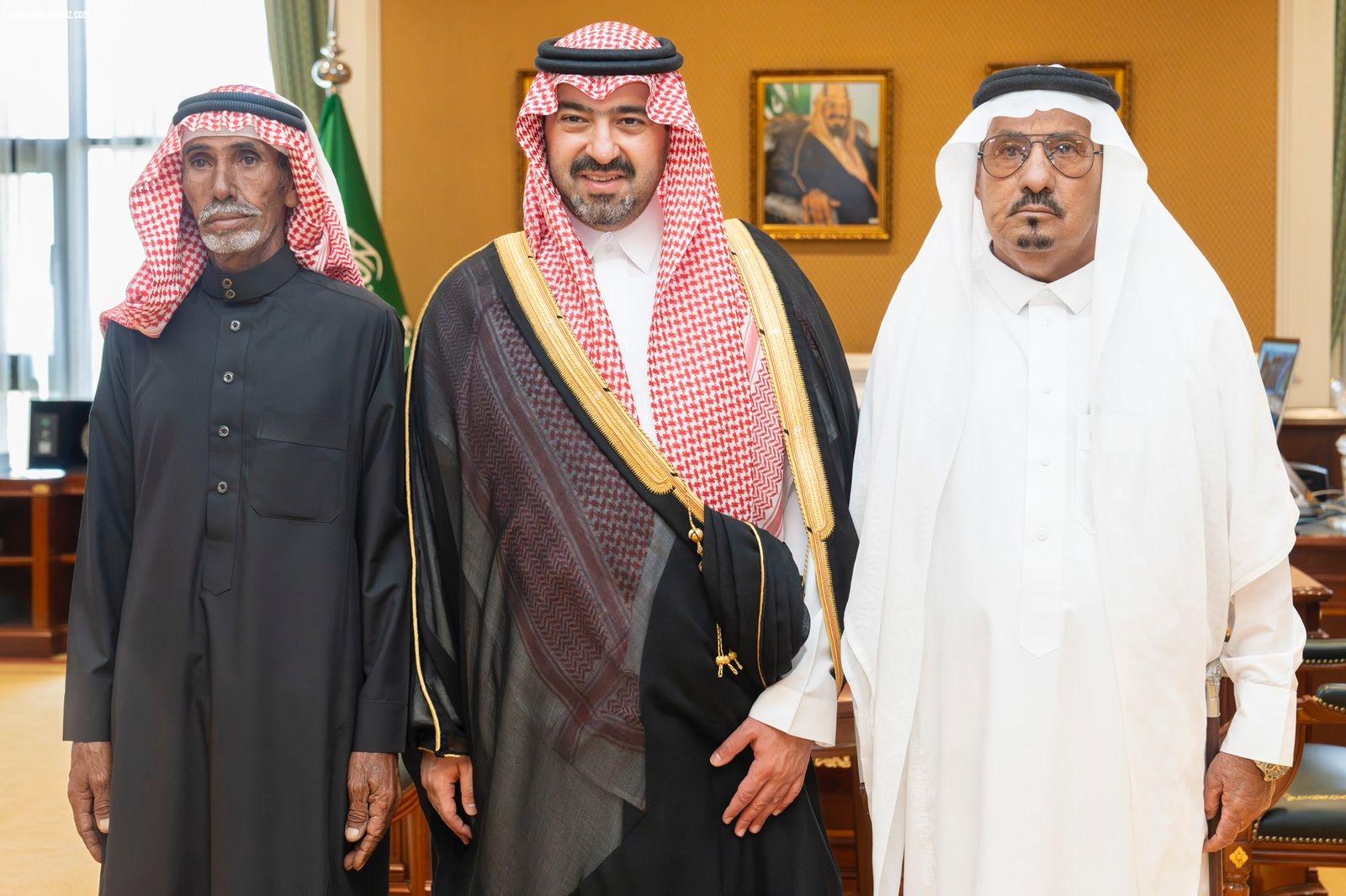 نائب أمير تبوك يستقبل المواطن حمود الحويطي المتنازل عن قاتل شقيقه لوجه الله تعالى  