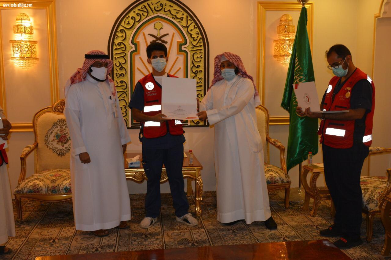 المدخلي يُكرّم متطوعي هيئة الهلال الأحمر بجازان
